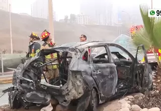 Accidente vehicular en la Costa Verde: Auto incendiado y jóvenes heridos