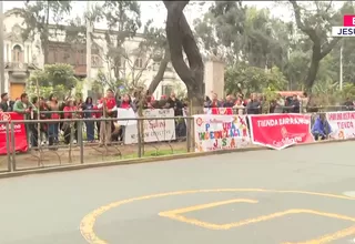 Extrabajadores de Caja Sullana protestan frente a la sede del Ministerio de Trabajo