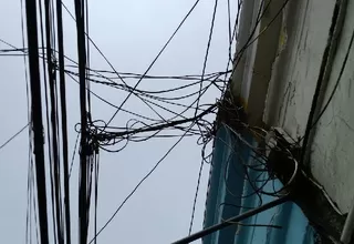 Invasión de cables en postes y techos generan peligro en Lima