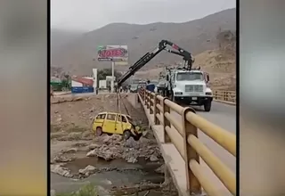 Pachacamac: Minivan cayó desde puente de 15 metros y conductor se salvó de milagro