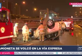 La Victoria: Camioneta quedó volcada en Vía Expresa